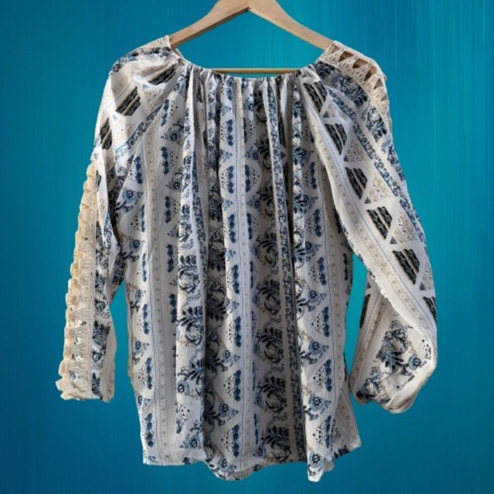 NEW Hayden LA Women's Floral Blouse Crochet Cutout Small - Picture 2 of 3